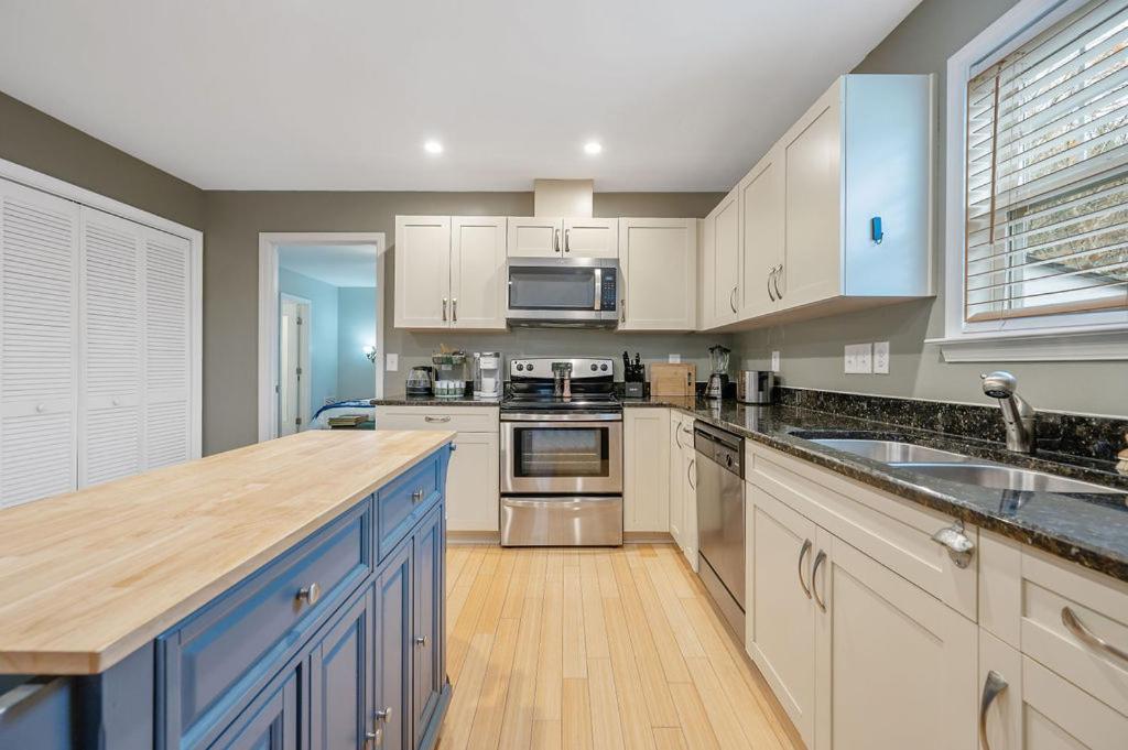 New Victorian Theme, 3Br, Lrg Backyard Close To Pnc Arena, Downtown, And Rdu Airport Raleigh Buitenkant foto